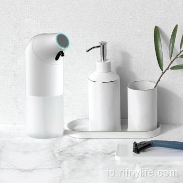 dispenser sabun yang terpasang di dinding